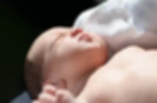 Seorang bayi tengah berjemur dibawah sinar matahari