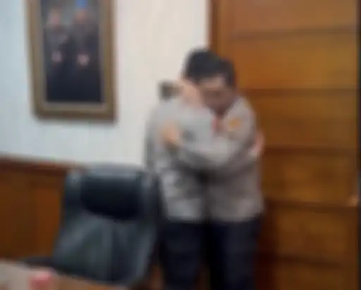 Irjen ferdy Sambo ditemui petinggi Polri dalam kondisi begini. Kadiv Propam Polri menangis kejer di bahu Kapolda Metro Jaya.