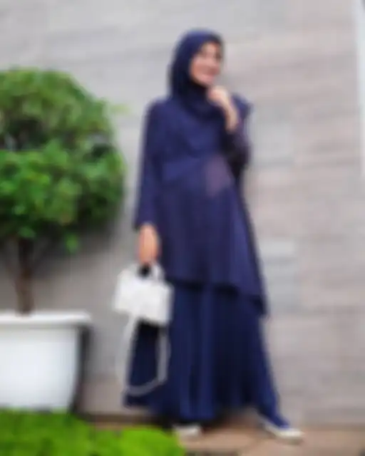 Model tunik hijab warna navy buat lebaran