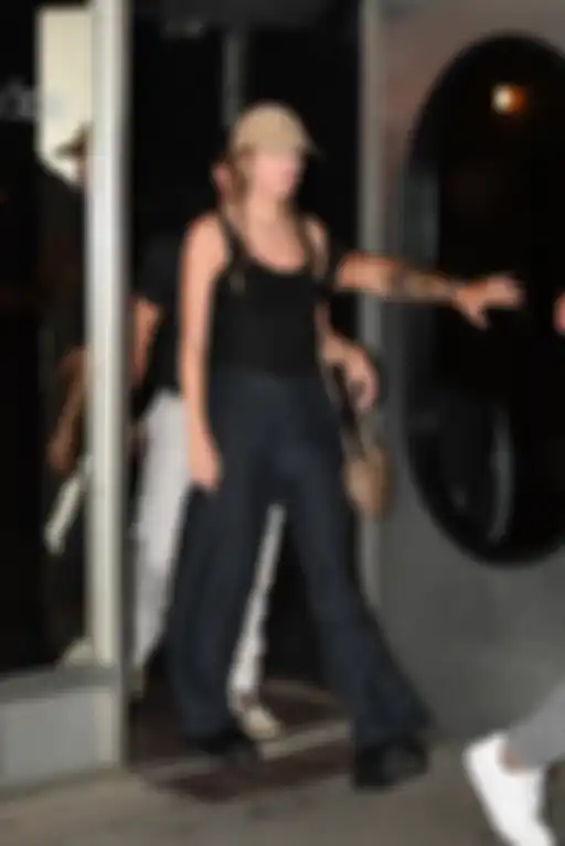 Outfit liburan akhir tahun 2023 ala Taylor Swift