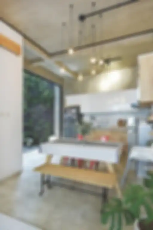 Hanya Seluas 120 M, Rumah Mungil Bergaya Industrial Ini Menyelipkan Unsur Natural dengan Vertikal Garden!