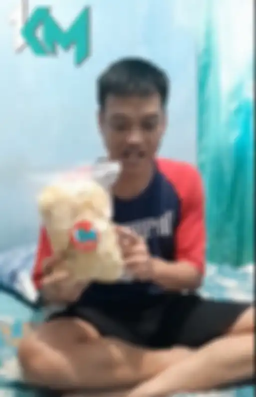 Kurnia Meiga jualan keripik emping.