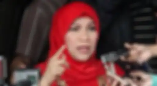Artis serba bisa Dorce Gamalama dikenal ramah kepada siapa saja. Dia tak pernah menampik untuk melayani permintaan foto bareng fans.