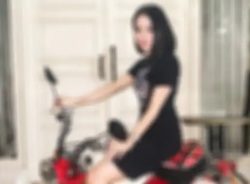Pedangdut Wika Salim Berpose di atas Honda Monkey