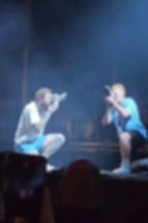 Aksi nyeleneh post malone minum air dari sepatu viral di TikTok