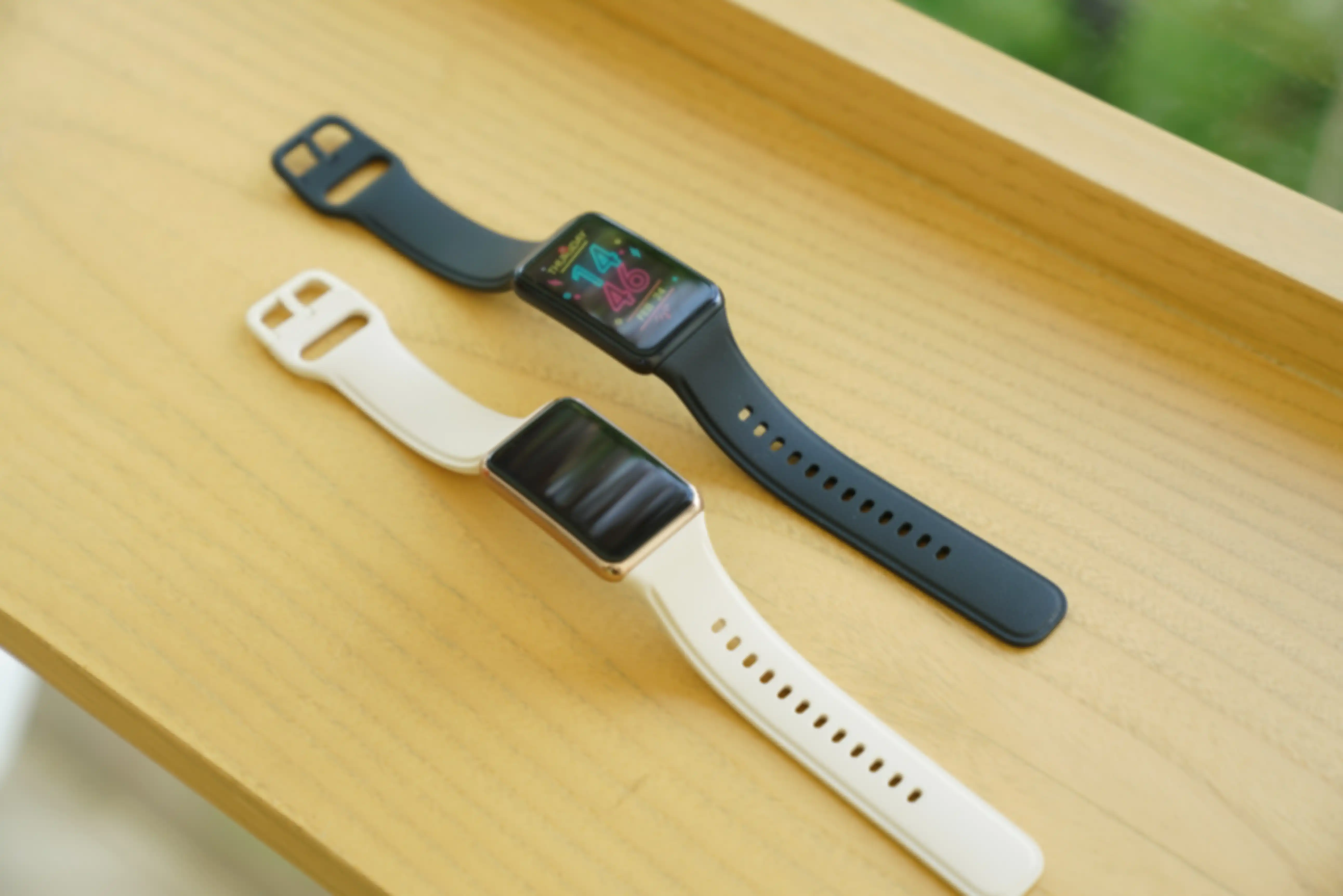 OPPO Watch Free dengan dua pilihan warna.