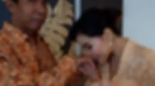 Eva Bellisima nampak mencium tangan Kiwil setelah sah menjadi suaminya 