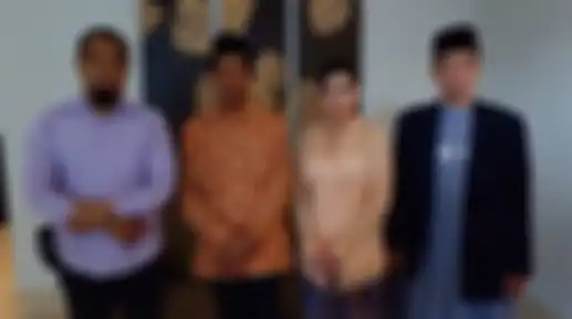 Kiwil dan Eva Bellisima foto bersama ustaz dan seorang pria lainnya 
