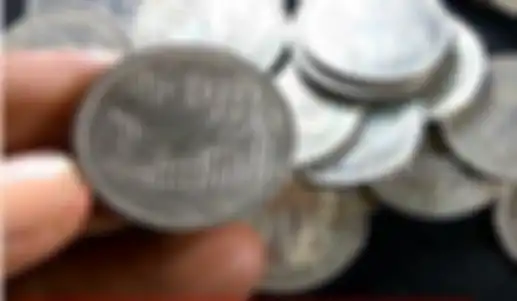 Foto uang koin Rp 100 gambar rumah gadang dihargai Rp 3 juta per keping