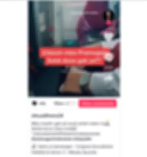 Seorang Pramugari cantik terlihat menjalankan ibadah sholat saat pesawat sedang mengudara. 