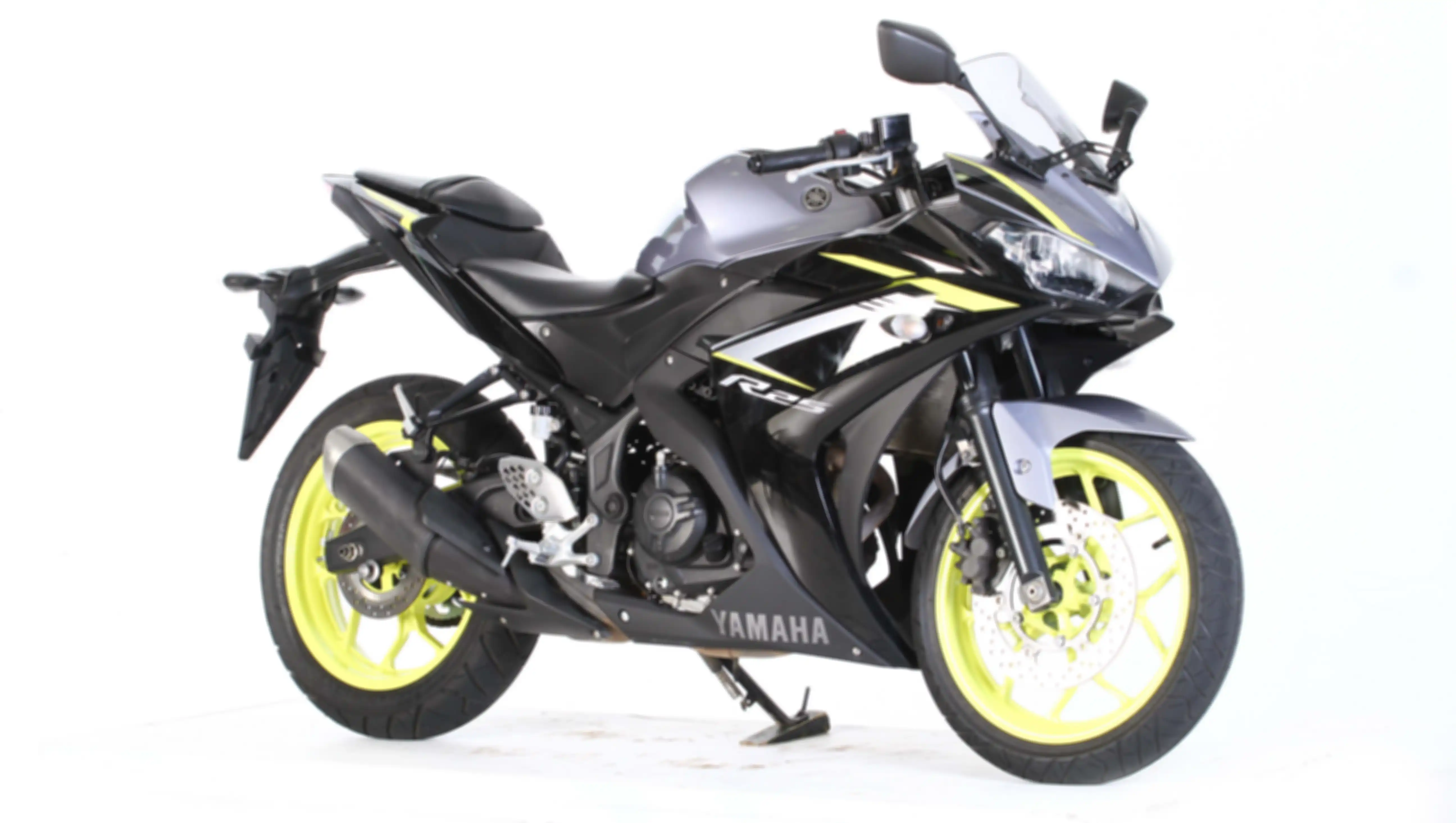 Yamaha R25.
