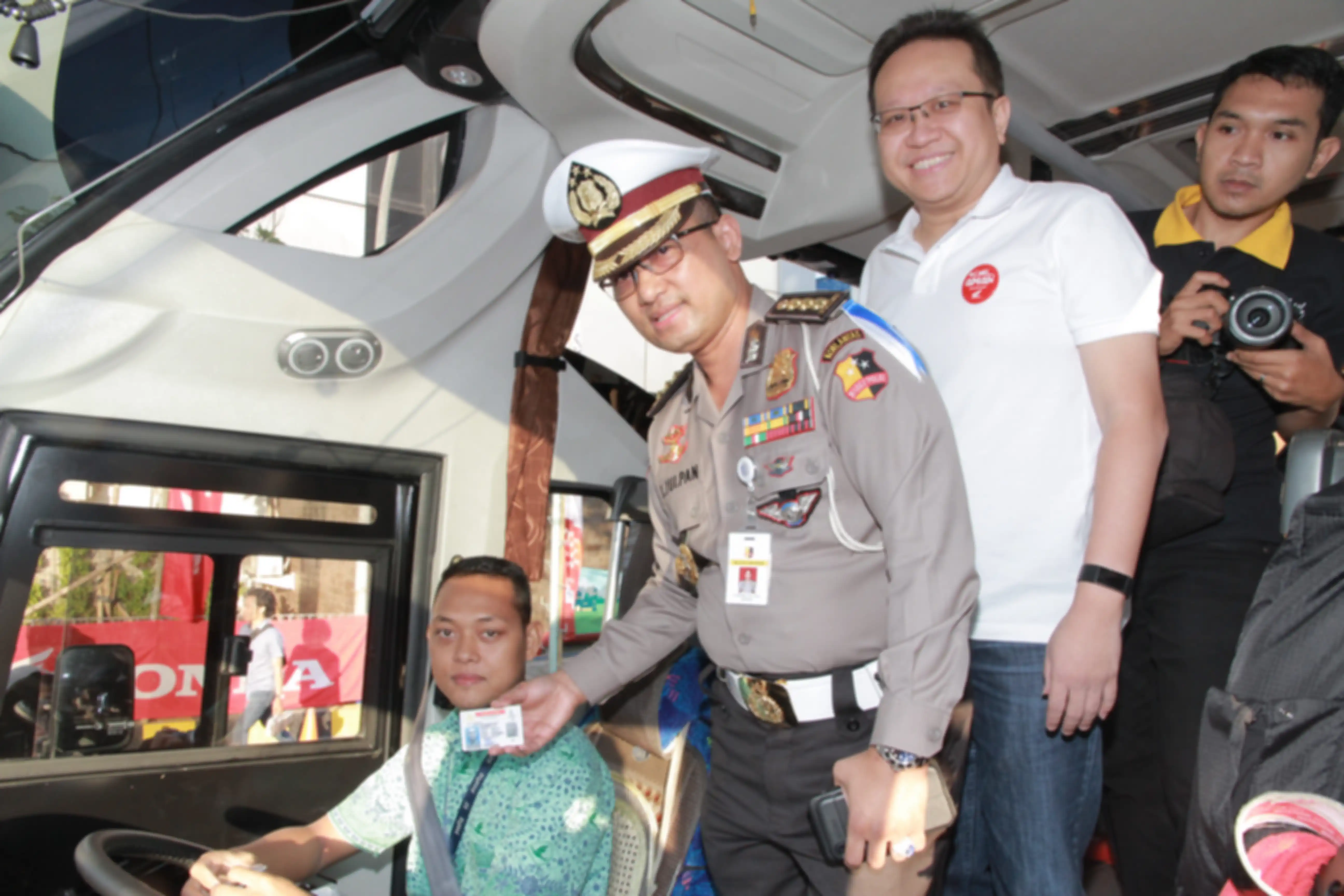 Program Mudik Balik Bareng Honda (MBBH) 2019: Kombes E. Zulpan Kabag Teknologi Informasi dan Komunikasi Korlantas Polri bersama Marketing Director AHM Thomas Wijaya mengecek SIM supir bus 