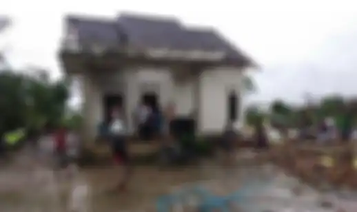 Angin puting beliung baru saja menghantam wilayah Lampung