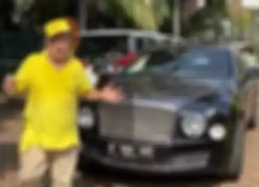 Hotman Paris Hutapea berdiri di depan Bentley Mulsanne AT miliknya