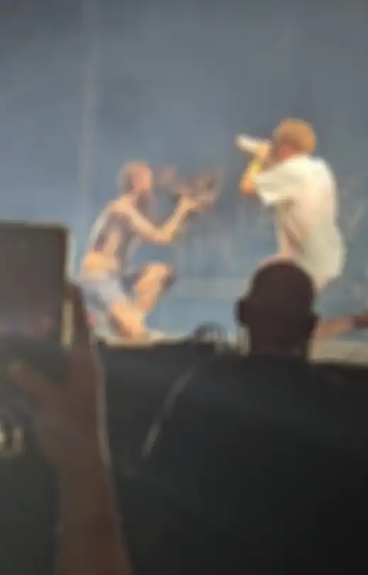 Aksi nyeleneh post malone minum air dari sepatu viral di TikTok
