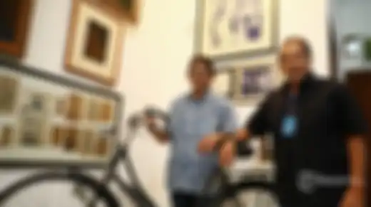 Anak dan Cucu Mantan Kapolri almarhum Jenderal Hoegeng, Aditya Hoegeng (kanan) dan Rama Hoegeng (kiri) berpose usai wawancara khusus dengan Tribunnews.com di Hoegeng Gallery, Depok, Jawa Barat, Senin (6/7/2020). 