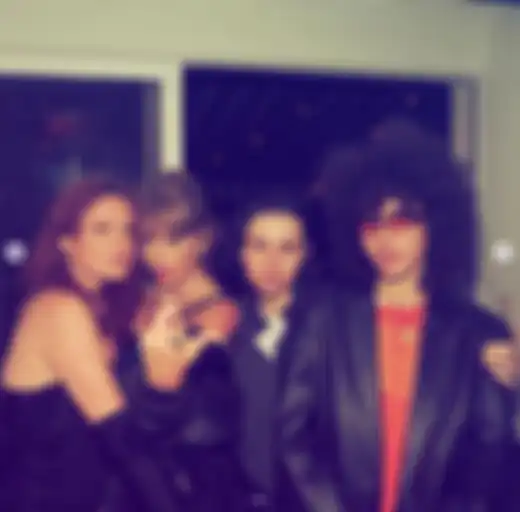 Taylor Swift pakai jaket bomber kulit Joe Alwyn