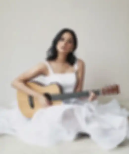 Potret cantik Amanda Khairunnisa, adik Maudy Ayunda - Anggun dengan gaun putih dan gitar