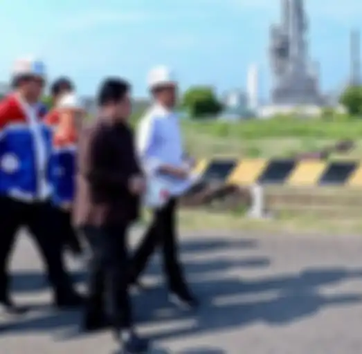 Jokowi tinjau kilang minyak di Tuban bersama Ahok.