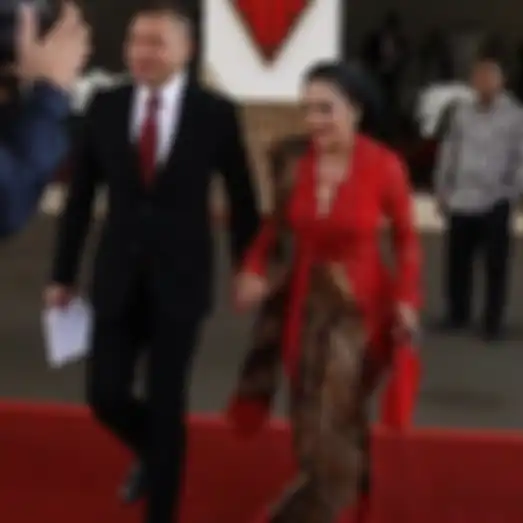 Foto Raul Lemos mendampingi KD di gedung DPR menuai komentar. Rupanya lebih dari separuh gaji KD sebagai anggota DPR harus kembali ke rakyat.