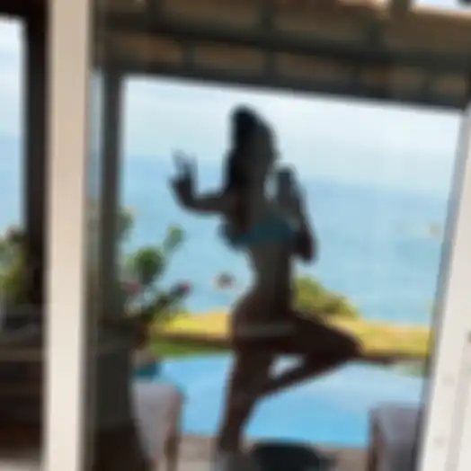Inilah 15 cara foto selfie di kaca cermin yang dijamin banjir likes. Rupanya pose ala Megan Fox yang paling mudah ditiru.