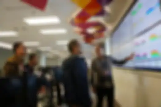 (Plt) Chief Teknologi Officer XL Axiata, I Gede Darmayusa (kiri) bersama dengan Head Customer Experience & Service Operation XL Axiata, Ilham Yuniawan (kanan) memantau pergerakan trafik di ruang monitoring Customer Experience and Service Operation Center ( CESOC ) yang ada di kantor pusat XL Axiata, Senin (16/3)