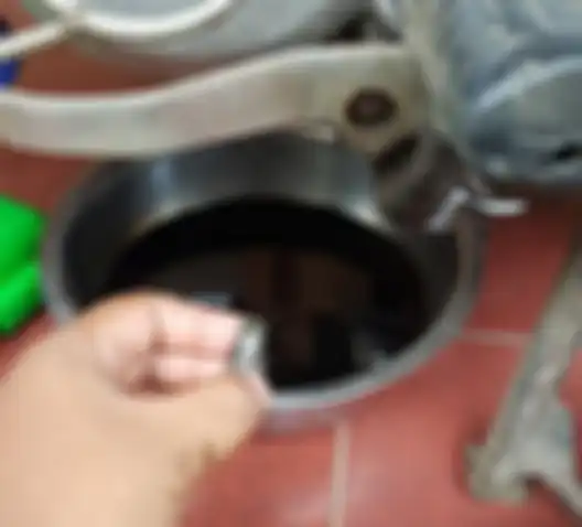 Oli palsu bikin lumpur pada part atau komponen menumpuk di dalam mesin motor.