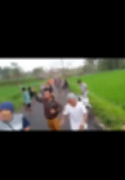 Sebuah video viral memperlihatkan warga Lumajang, Jawa Timur yang berhamburan saat banjir lahar dingin melanda. 