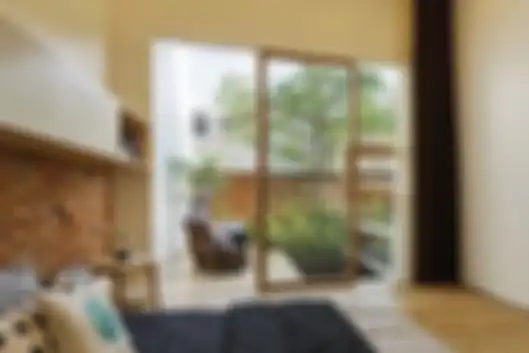 Jendela geser horizontal di kamar tidur. 