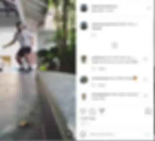 Adik kandung Ashraf Sinclair bermain skateboard di halam rumahnya