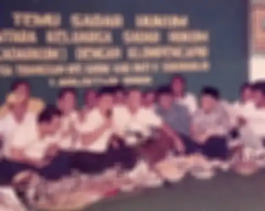 Harmoko (tengah) yang pernah menjadi Menteri Penerangan adalah salah satu tangan kanan Soeharto. Saat reformasi 1998, Harmoko dicap munafik oleh Soeharto. 