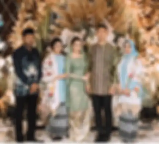 Nikita Willy kenakan kebaya brokat warna hijau dan kain songket Padang saat tunangan dengan Indra Priawan pada Minggu, 26 Juli 2020.