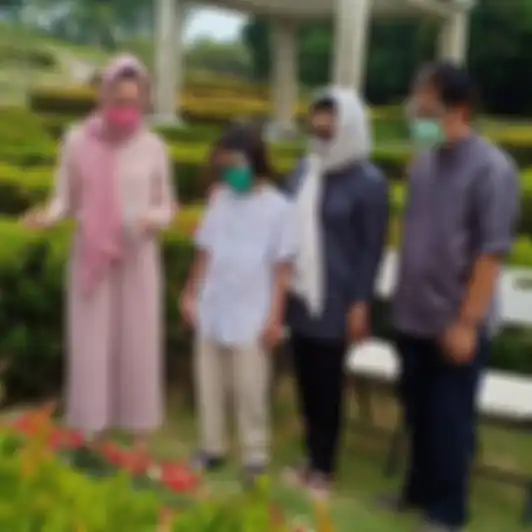 Tampilan BCL berhijab saat kunjungi makam Ashraf Sinclair