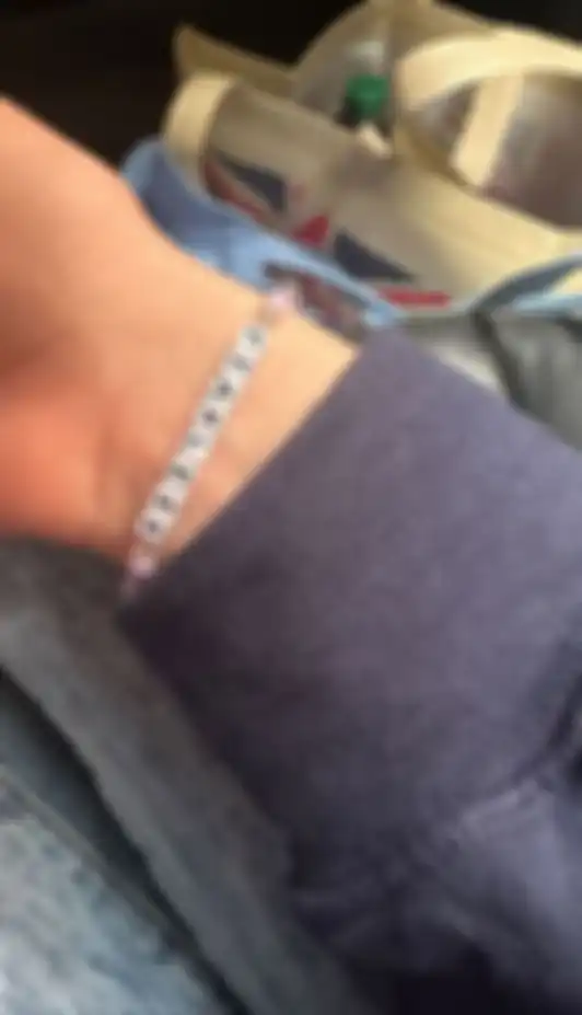 Postingan gelang FEARLESS di Instagram Sophie Turner