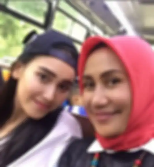 Yuli dengan Ayu Ting Ting