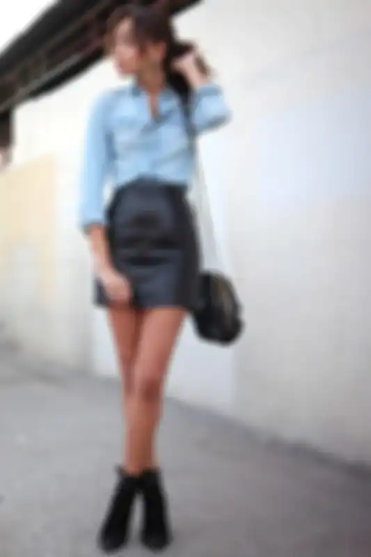 Inspirasi mix and match leather skirt dan atasan denim