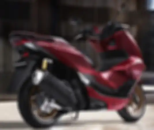 Tampilan samping dan belakang motor baru New Honda PCX 160 RoadSync 2025.