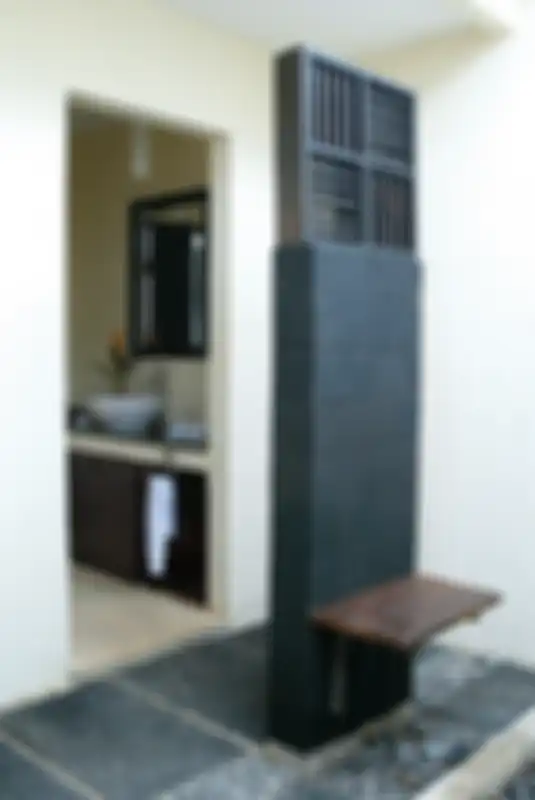Agar tidak terlihat polos, di atas partisi ini diletakkan semacam kisi-kisi dari kayu yang dicat sewarna dengan warna batu candi.