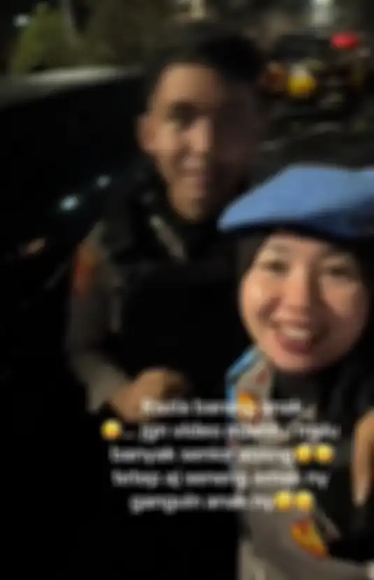 Viral di TikTok video ibu dan anak sama-sama bekerja bareng polisi