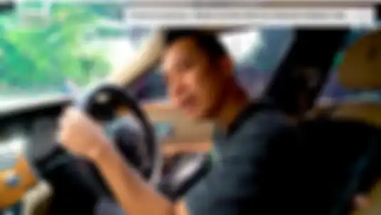 Denny Cagur melihat penjual bensin eceran di pinggir jalan
