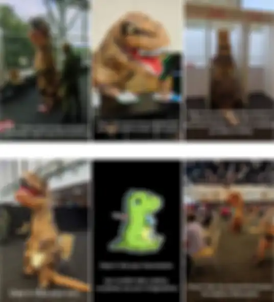 seorang pria di Malaysia datang vaksinasi pakai kostum dinosaurus