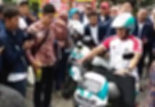 Sandiaga Uno saat mencoba motor listrik