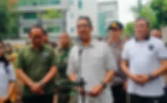 Plt Gubernur DKI Jakarta Heru Budi Hartono (tengah).