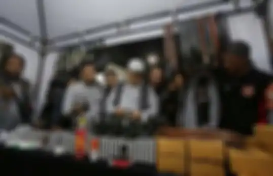 Foto Oded M Danial naik vespa banyak tersebar luas di media sosial. Foto Oded dengan vespa menjadi kenangan manis bagi komunitas di Bandung.