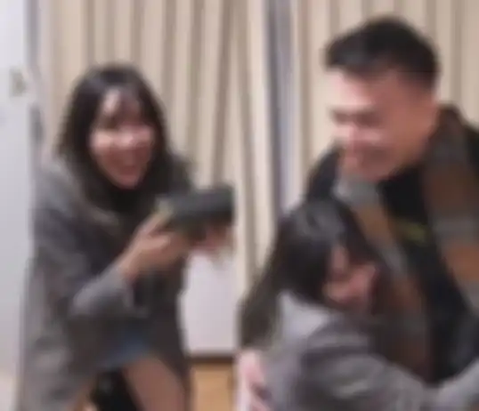 Gisel terlihat senang diberi hadiah oleh Wijin