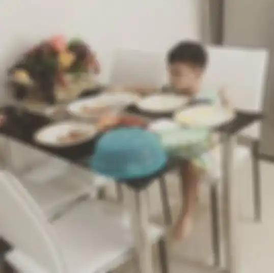 Meja makan rumah Shinta Bachir