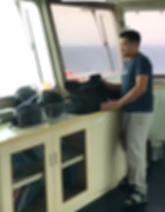 Persiapan rompi anti peluru bagi awak kapal saat hendak memasuki kawasan Laut Merah yang dikenal dengan kawasan bajak laut dari Somalia