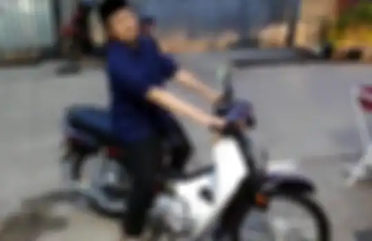 Ustaz Yusuf Mansur bergaya di atas motor bebek jadul, ternyata Honda Astrea Prima.