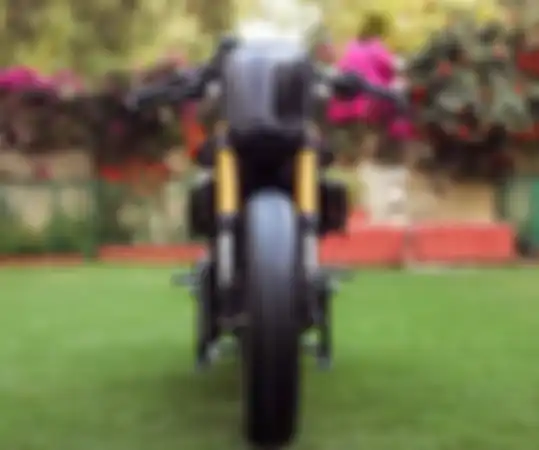 Tampak depan KTM Duke 390 modifikasi ala retro street racer.
