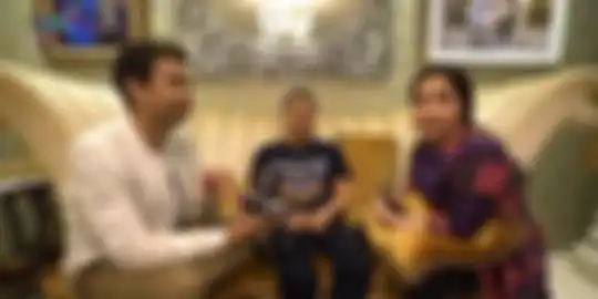 Anang Hermansyah tertawa saat Raffi Ahmad dan Nagita Slavina tahu harga sebenarnya kamera Leica yang dibelikan Ashanty. 